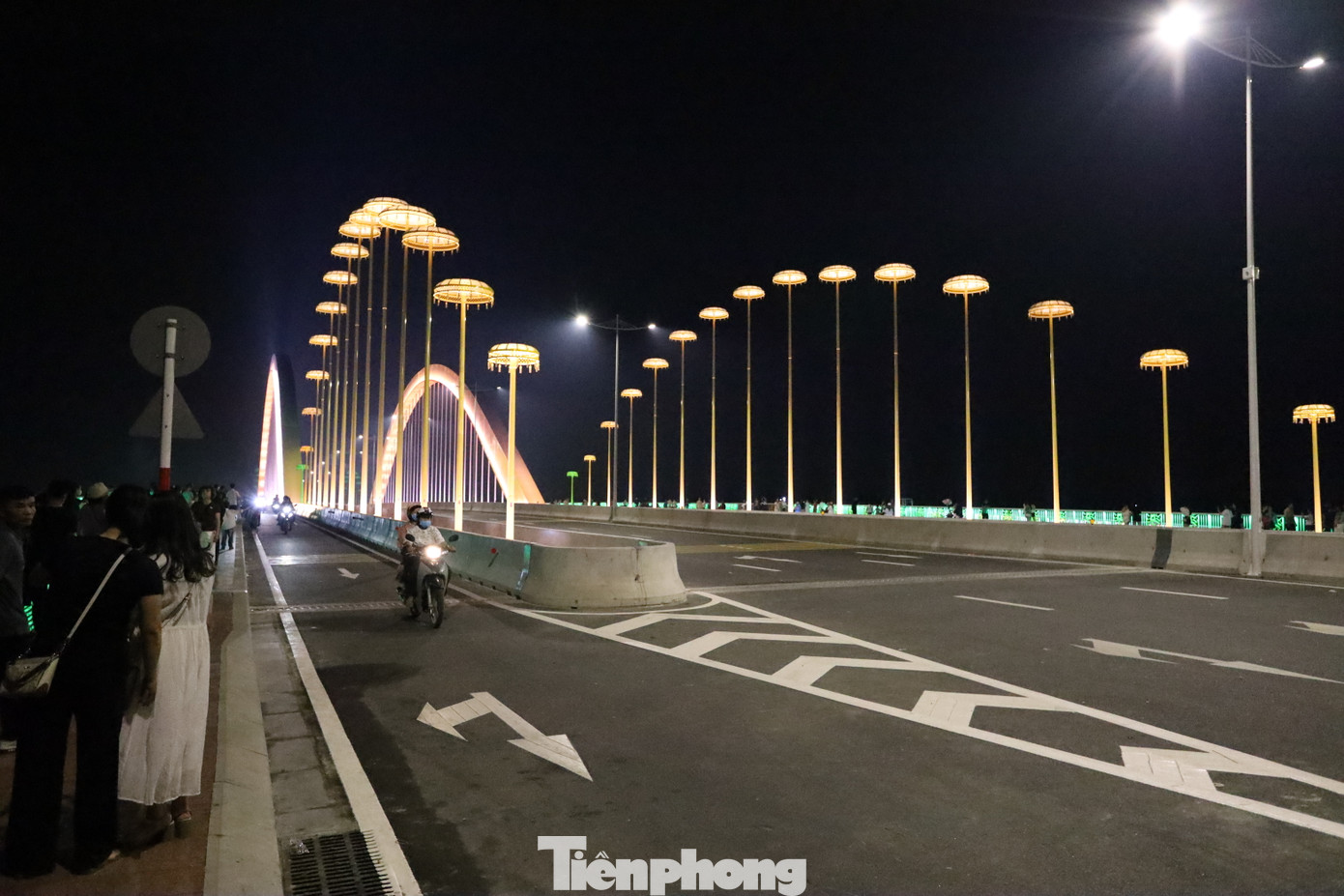 Hệ thống đèn LED công nghệ cao được thiết kế theo từng khu vực, cho phép chuyển đổi hàng trăm sắc màu khác nhau, tạo nên hiệu ứng thị giác ngoạn mục, phản chiếu lung linh trên mặt nước phẳng lặng như gương. Đặc biệt, 60 cột đèn nghệ thuật dọc theo cầu được lấy cảm hứng từ hình ảnh “lọng che vua” trong kiến trúc cung đình Huế. Ánh sáng từ các cột đèn như những chiếc vương miện lấp lánh, vừa trang trọng, vừa huyền ảo.