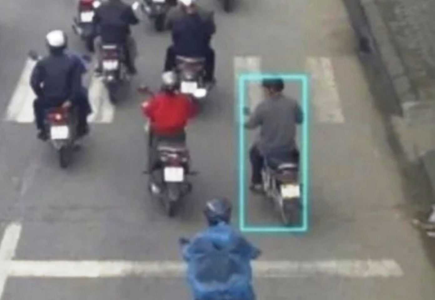 Sau khi đâm ông D, đối tượng T. (khoanh vuông) lên xe máy bỏ trốn. Ảnh: CTV