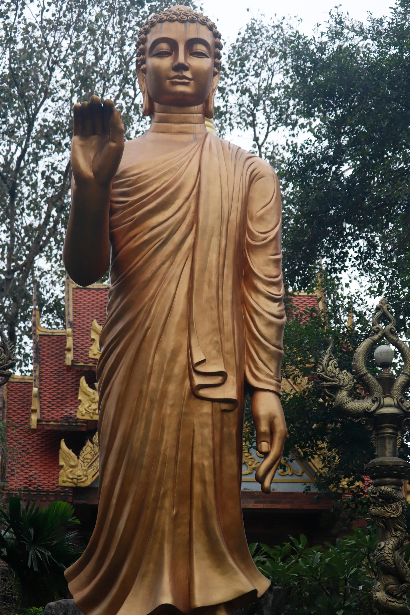 Bức tượng Đức Phật bằng đồng với dáng đứng trang nghiêm