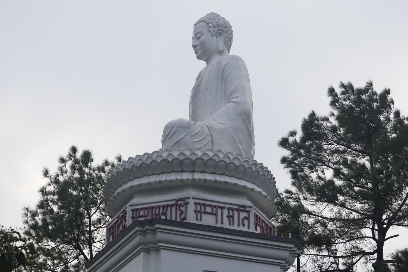 Tôn tượng đức Phật bên trong chùa Thiền Lâm