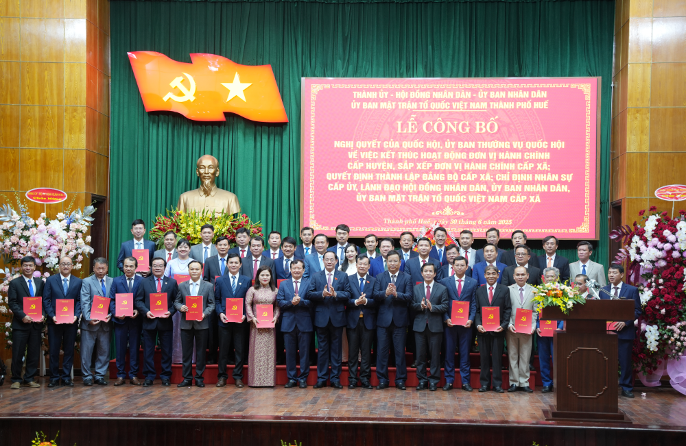 Trao quyết định Bí thư Đảng ủy của 40 xã, phường mới tại Huế. Ảnh: CTTĐT Huế