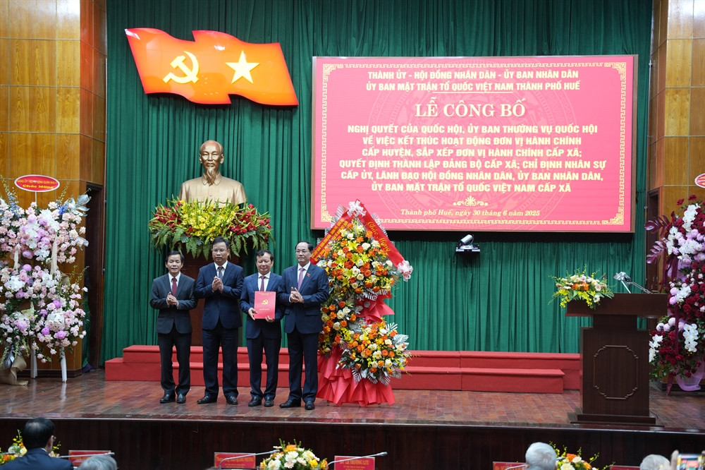 Phó Chủ tịch Quốc hội Trần Quang Phương trao Nghị quyết về việc sắp xếp các đơn vị hành chính cho lãnh đạo TP Huế. Ảnh: CTTĐT Huế