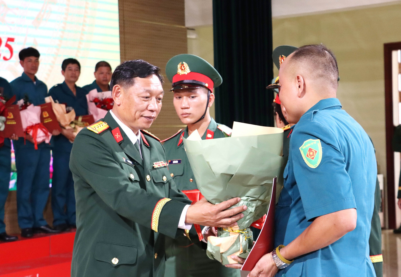 Đại tá Phan Thắng trao quyết định cho cán bộ Ban CHQS cấp xã tại Huế. Đại tá Phan Thắng trao quyết định cho cán bộ Ban CHQS cấp xã tại Huế.