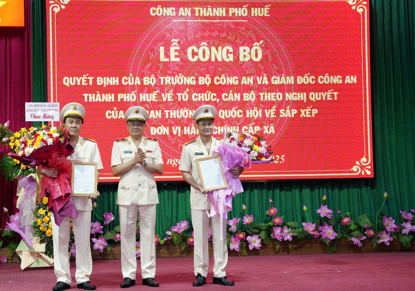 Thiếu tướng Nguyễn Thanh Tuấn - Giám đốc Công an TP Huế, trao quyết định cho 2 tân Phó Giám đốc Công an thành phố.