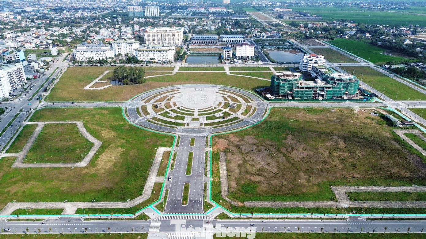 Khu quảng trường, công viên cây xanh khu hành chính tập trung TP Huế (quận Thuận Hóa) vừa được Ban Quản lý Dự án (BQLDA) Green City Huế (dự án Chương trình phát triển các đô thị loại II - dự án thành phần Thừa Thiên Huế) bàn giao cho BQLDA Đầu tư xây dựng và Phát triển đô thị TP Huế quản lý khai thác. Khu quảng trường, công viên cây xanh khu hành chính tập trung TP Huế (quận Thuận Hóa) vừa được Ban Quản lý Dự án (BQLDA) Green City Huế (dự án Chương trình phát triển các đô thị loại II - dự án thành phần Thừa Thiên Huế) bàn giao cho BQLDA Đầu tư xây dựng và Phát triển đô thị TP Huế quản lý khai thác.