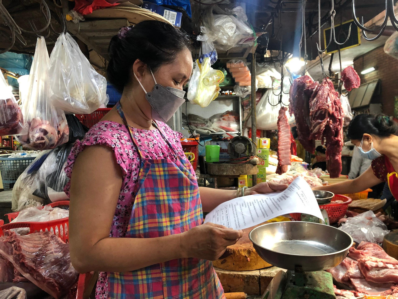 Tiểu thương Huế phấn khởi khi nhận thông báo, hướng dẫn đăng ký tiêm vắc-xin phòng COVID-19 Tiểu thương Huế phấn khởi khi nhận thông báo, hướng dẫn đăng ký tiêm vắc-xin phòng COVID-19