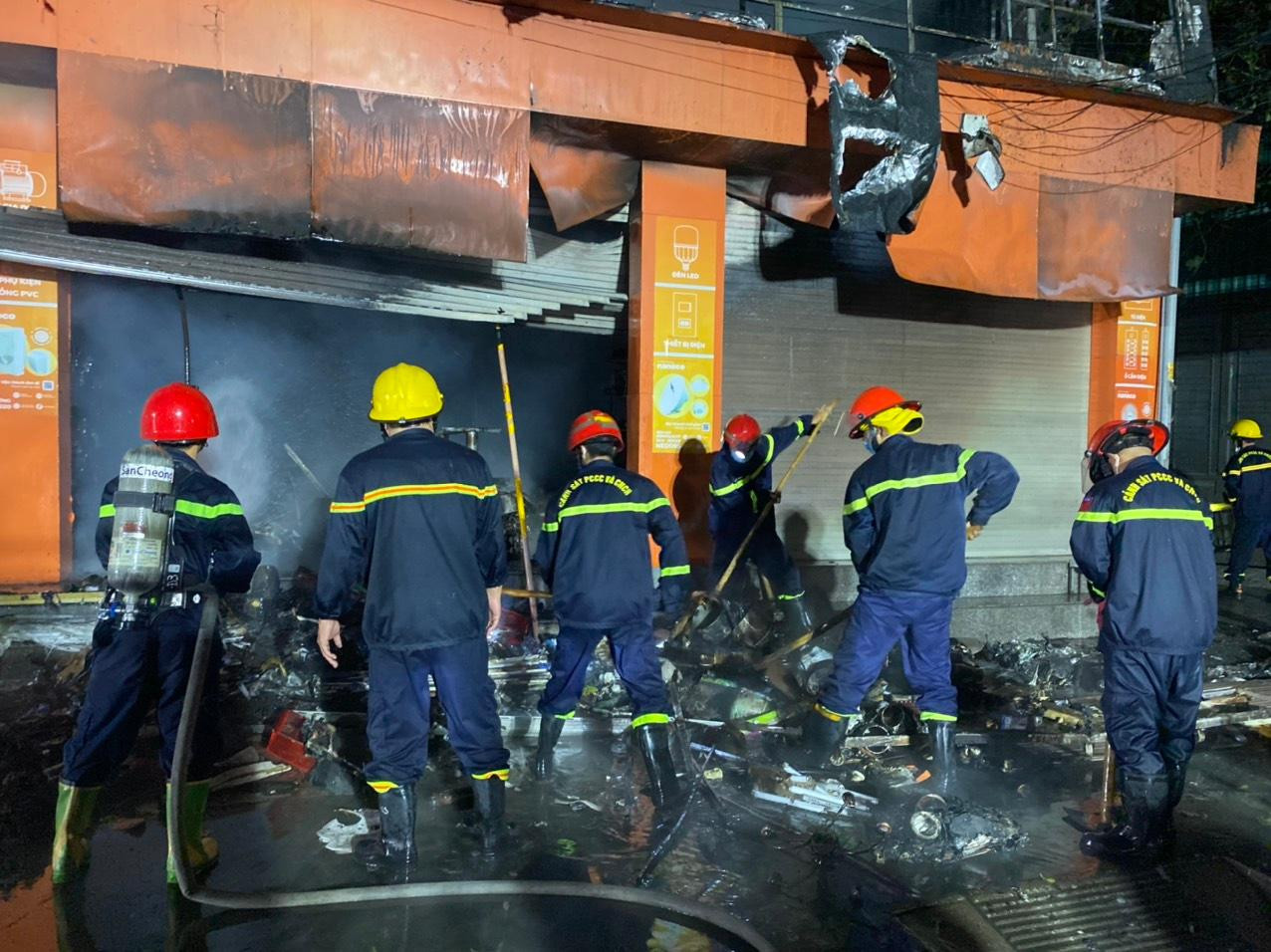 Vụ cháy không gây thiệt hại về người, nhưng toàn bộ hàng hóa, thiết bị tại cửa hàng đã bị vụ hỏa hoạn thiêu rụi, ước tính thiệt hại lên tới nhiều tỷ đồng. Vụ cháy không gây thiệt hại về người, nhưng toàn bộ hàng hóa, thiết bị tại cửa hàng đã bị vụ hỏa hoạn thiêu rụi, ước tính thiệt hại lên tới nhiều tỷ đồng.