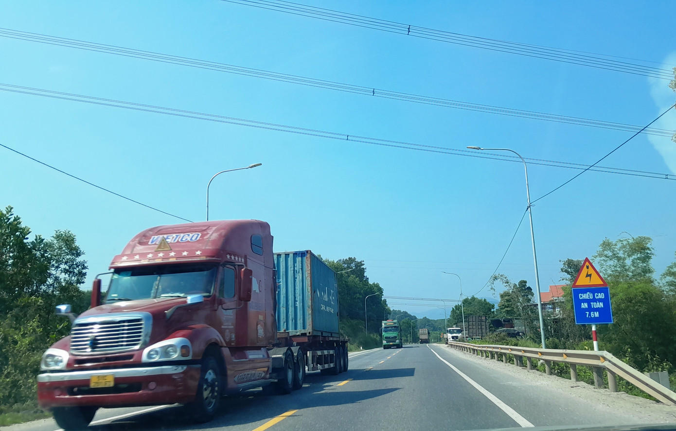 Xe đầu kéo, ô tô 6 trục trở lên lưu thông trên Quốc lộ 1 nhánh tránh Huế. Ảnh: Ngọc Văn Xe đầu kéo, ô tô 6 trục trở lên lưu thông trên Quốc lộ 1 nhánh tránh Huế. Ảnh: Ngọc Văn