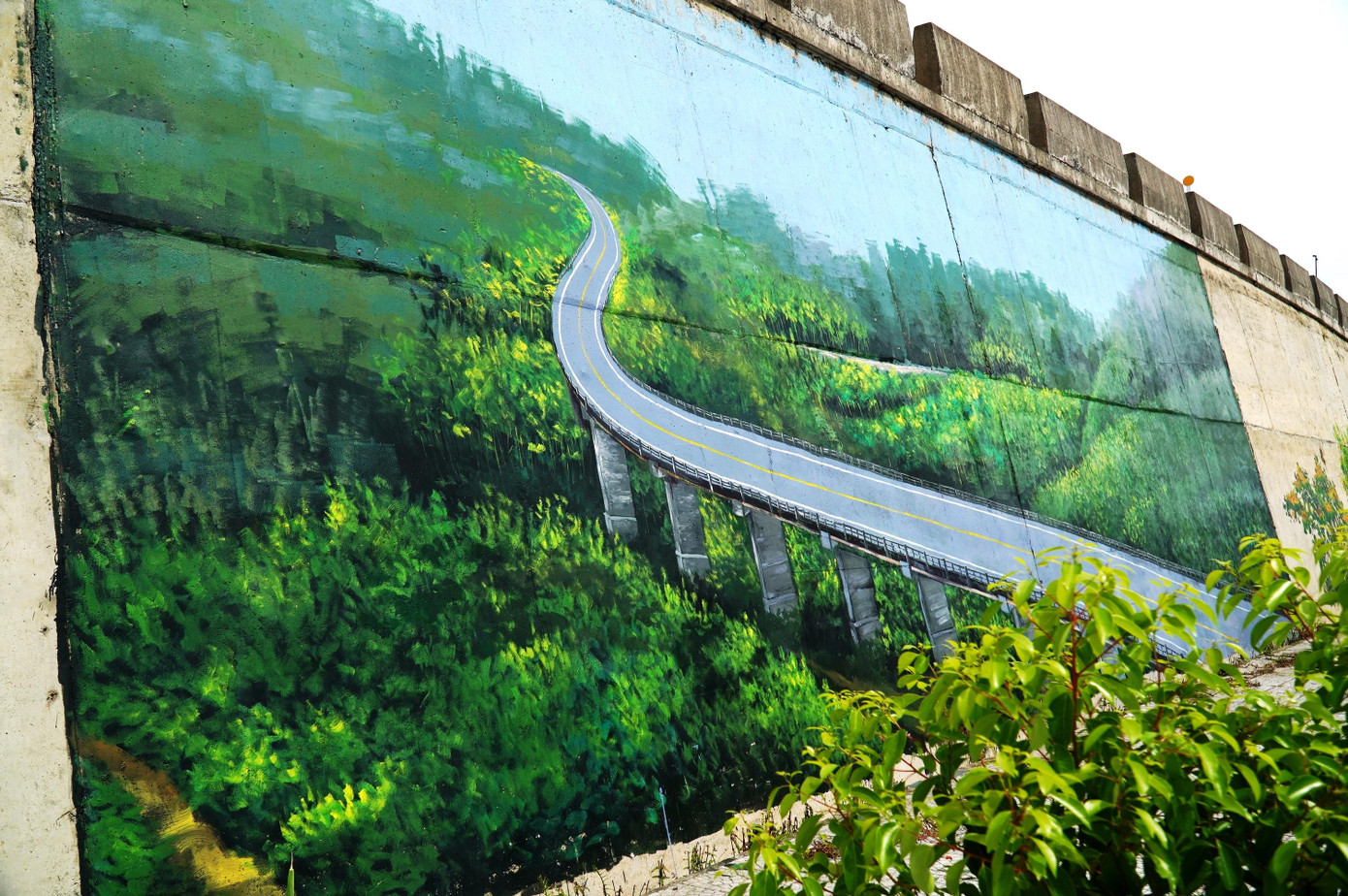 Tuyến cao tốc La Sơn - Túy Loan, công trình thông thương Huế - Đà Nẵng phục vụ phát triển kinh tế xã hội huyện Nam Đông, cũng là đề tài sáng tác bích họa.