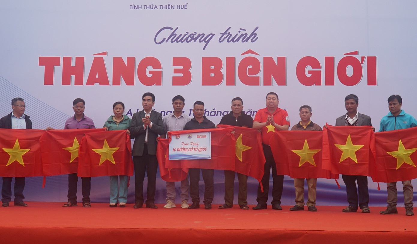 Tặng cờ Tổ quốc cho người dân huyện biên giới A Lưới.