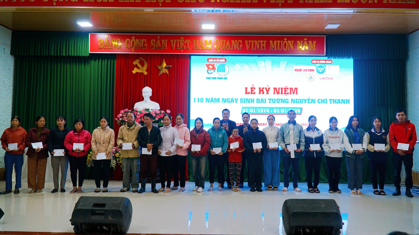 Trao quà, học bổng cho hộ nghèo, gia đình chính sách và học sinh có hoàn cảnh khó khăn huyện Quảng Điền, TT-Huế.