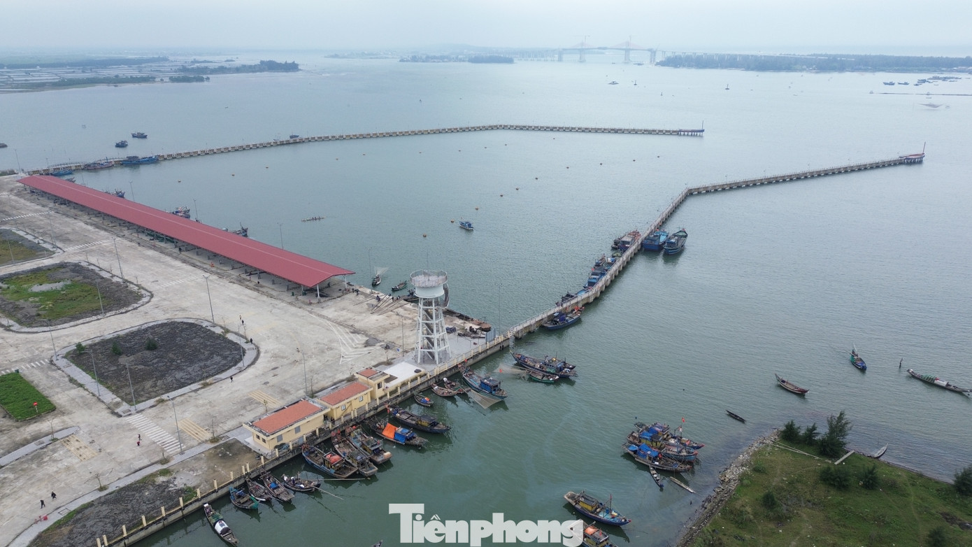 Khu vực hàng rào bảo vệ cảng cá mới xây dựng theo hướng bên phải từ ngoài vào từng là nơi neo đậu tàu thuyền của ngư dân địa phương trước đây.