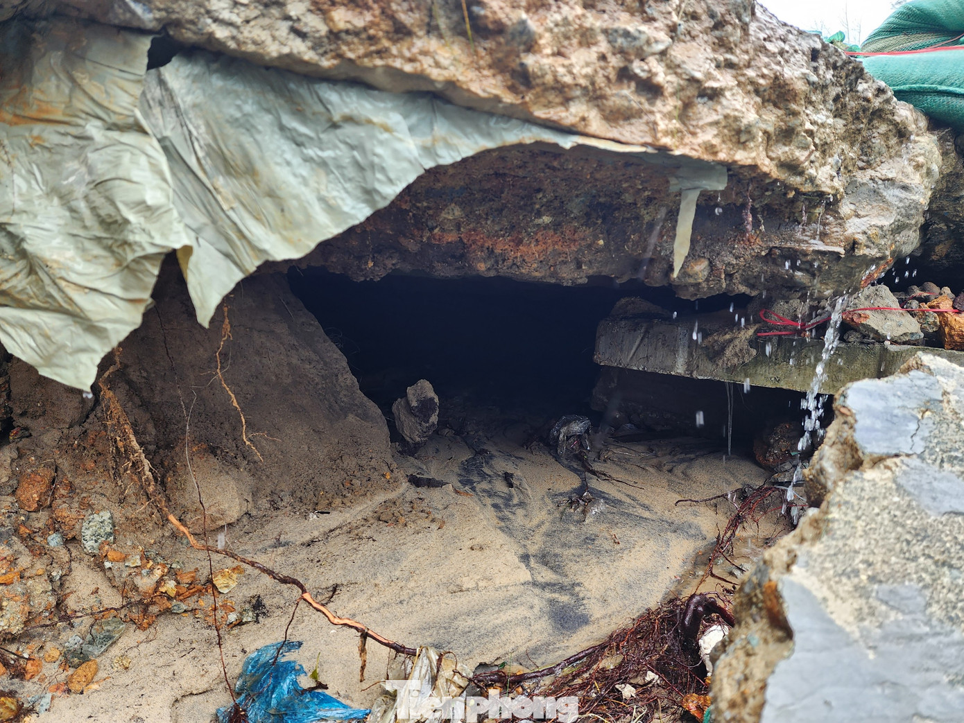 Theo báo cáo của UBND xã Phú Diên, do ảnh hưởng của mưa lớn, trên địa bàn xã xảy ra 7 điểm sạt lở, ăn sâu vào bên trong từ 5m đến 7m; tập trung ở thôn Phương Diên (4 điểm), thôn Mỹ Khánh (3 điểm). Bên cạnh đó là 5 điểm sạt lở nhỏ tại thôn Diên Lộc.