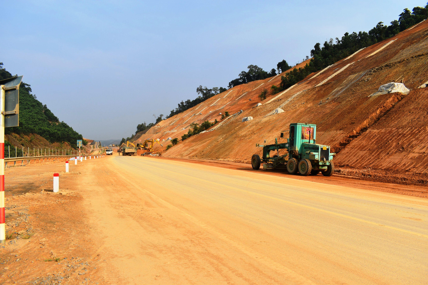 Đơn vị nhà thầu khẩn trương thực hiện xử lý, gia cố ở một vài vị trí nhỏ tại vị trí Km 25 qua địa bàn huyện Nam Đông, tỉnh TT-Huế, vào ngày 14/4/2022.