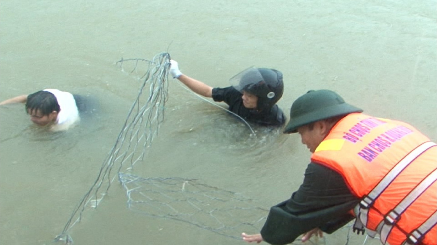 Các cán bộ, chiến sĩ bộ đội, công an, dân quân không quản nguy hiểm, ngâm mình giữa mưa lũ để cứu đê.