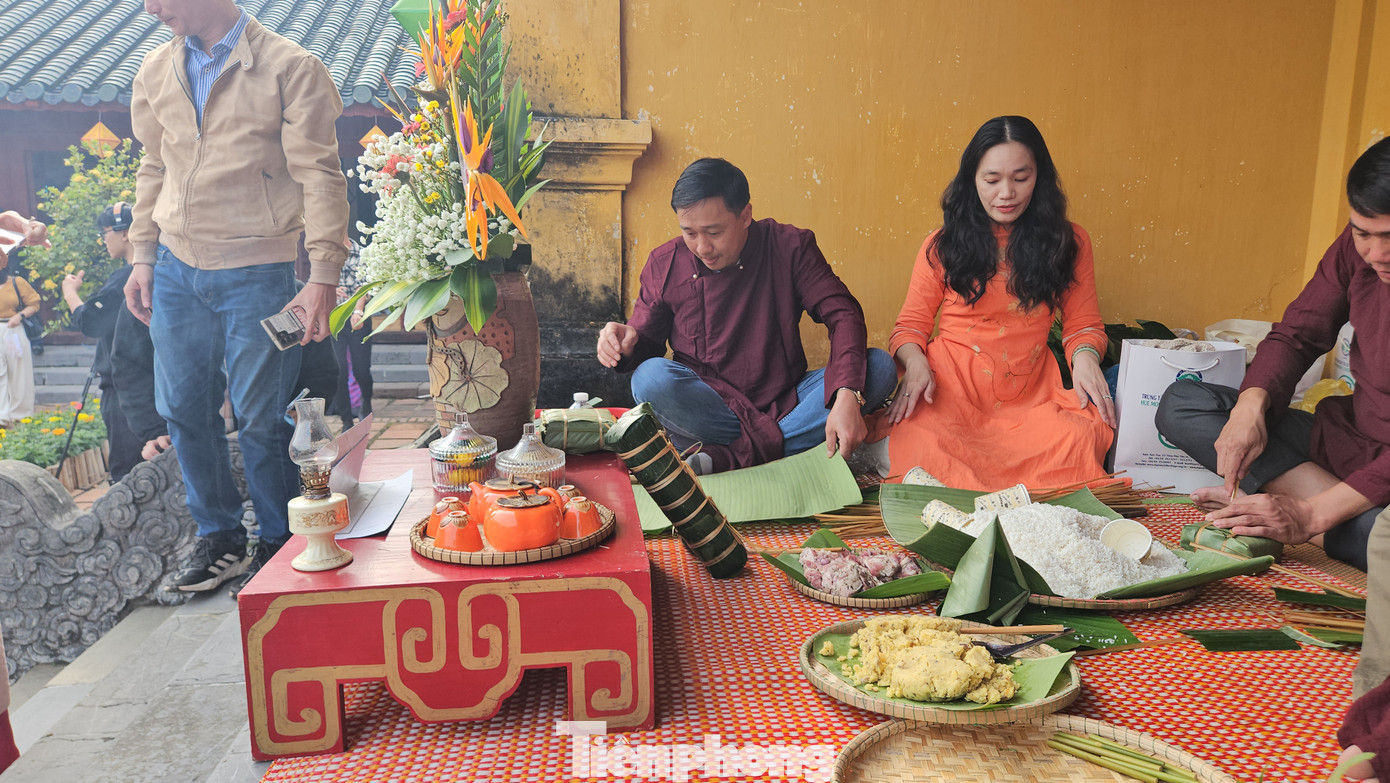 Theo ông Nguyễn Phước Hải Trung, du khách, công chúng đến với chương trình Phong vị Tết Huế còn có dịp trải nghiệm về cách chế tác và thưởng thức nhiều món ẩm thực đặc trưng ngày Tết ở Huế như bánh tét, bánh chưng, bún bò Huế, mứt gừng, nem công, chả phượng… “Có thể thấy rằng, ẩm thực Huế không chỉ đơn thuần là bữa ăn, mà còn là nghệ thuật và biểu tượng của sự gắn kết gia đình”, ông Trung chia sẻ.