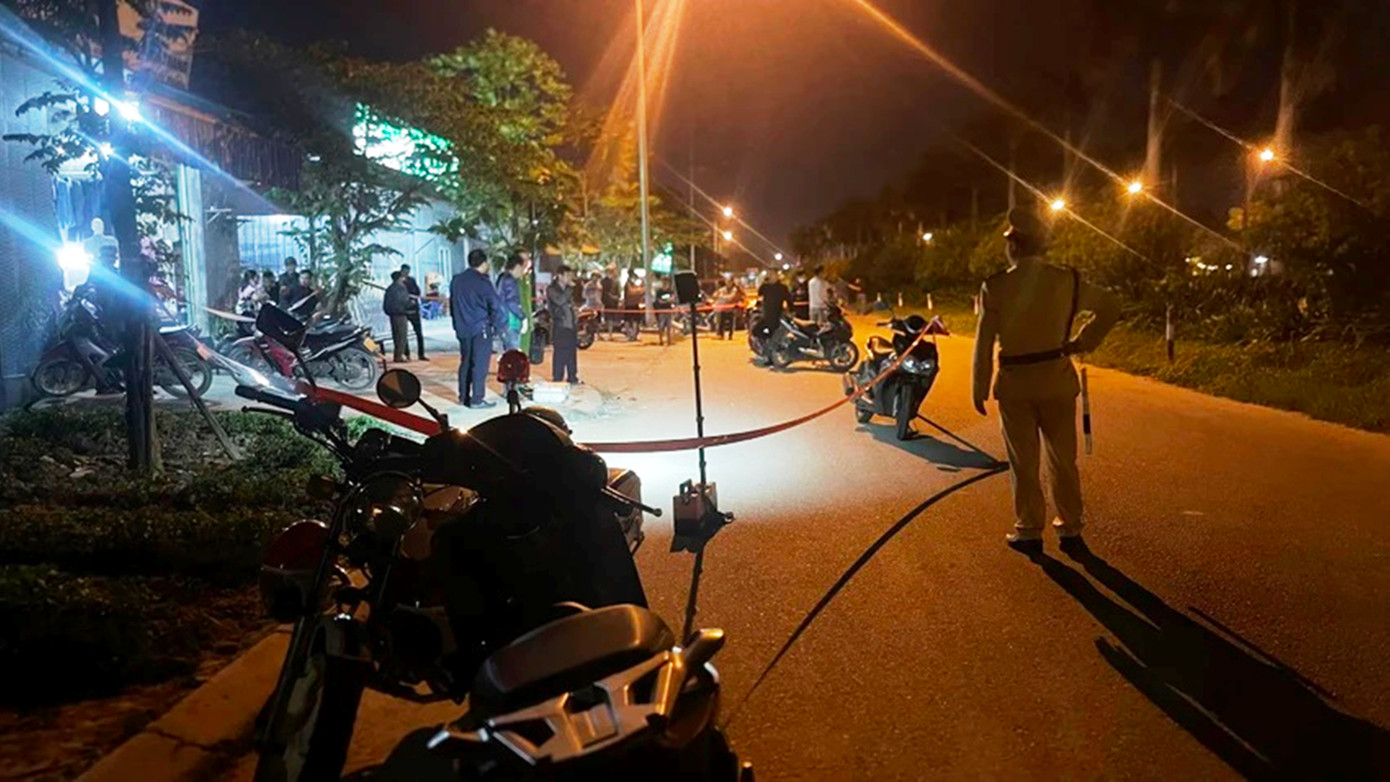 Công an bảo vệ hiện trường phục vụ công tác điều tra. Ảnh: CTV