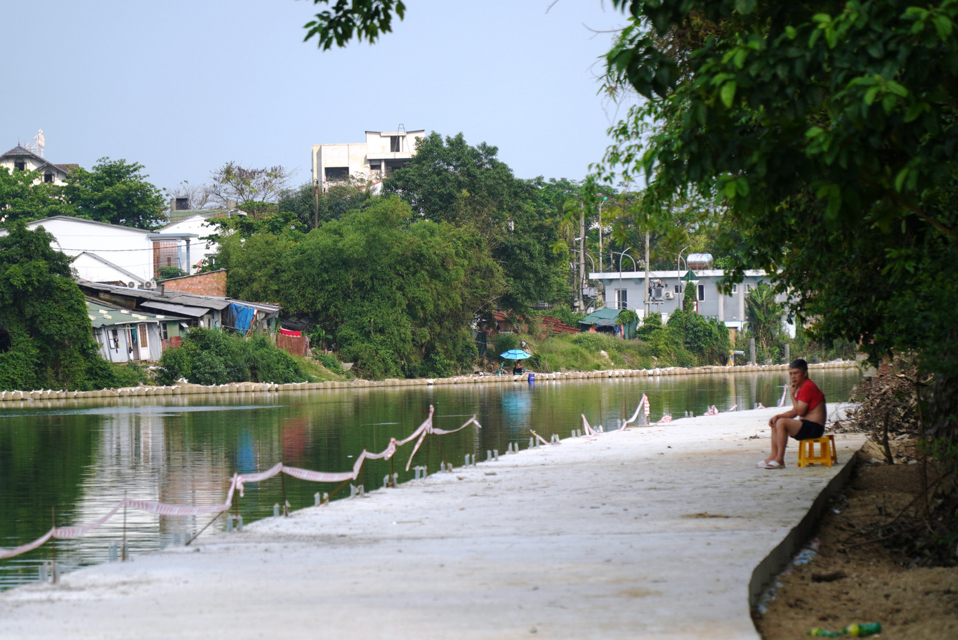 Người dân ra hóng mát ven sông dù con đường chưa hoàn thành.
