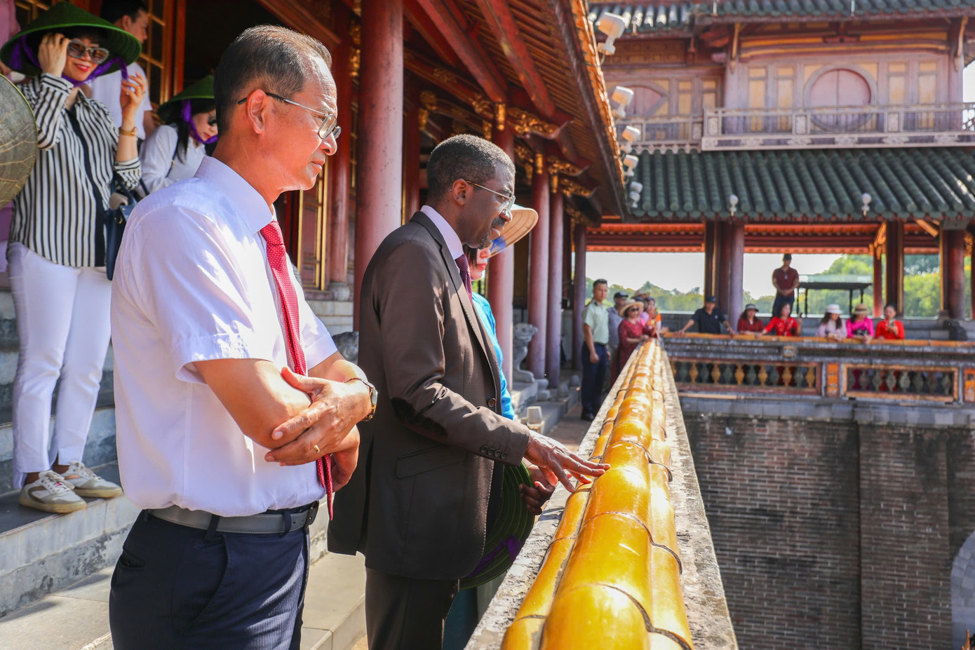 Giám đốc Trung tâm di sản thế giới UNESCO tham quan lầu Ngũ Phụng thuộc di tích Ngọ Môn - Đại nội Huế. Ảnh: Trần Thiện.