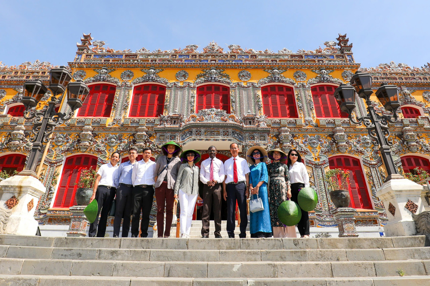 Tham quan điện Kiến Trung - một trong những công trình đặc biệt bên trong Hoàng cung nhà Nguyễn. Ảnh: Trần Thiện.