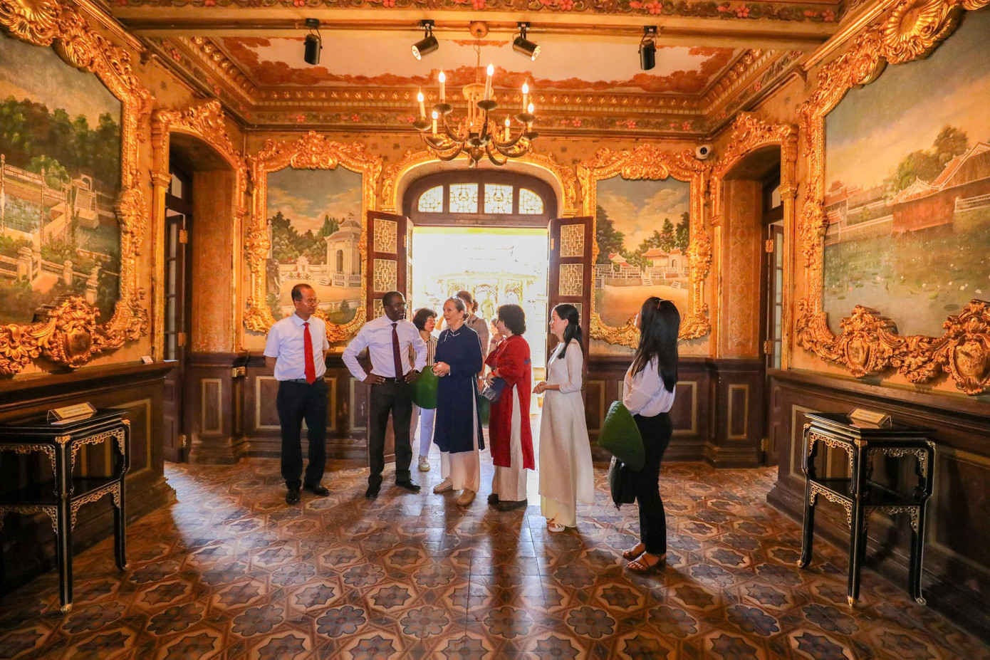 Tranh tường độc đáo tại cung An Định (Huế). Ảnh: Trần Thiện.