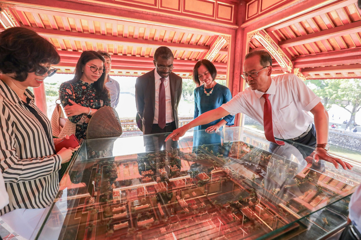 Ông Hoàng Việt Trung - Giám đốc Trung tâm Bảo tồn Di tích Cố đô Huế (bìa phải) - giới thiệu về lịch sử hình thành, quá trình bảo tồn, phục hồi và phát huy giá trị hệ thống Di sản Cố đô Huế. Ảnh: Trần Thiện.