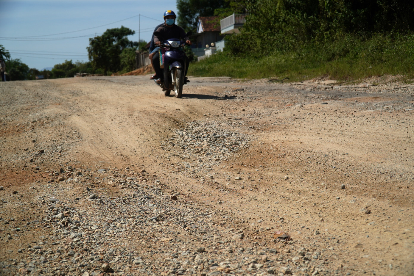 Còn theo Trung tâm Phát triển Quỹ đất thị xã Hương Thủy, dự án nâng cấp, mở rộng đường Trưng Nữ Vương có 126 hộ dân bị ảnh hưởng thu hồi đất, 10 hộ ảnh hưởng tài sản trên đất. Đến nay, thị xã đã phê duyệt bồi thường 8 đợt, với số tiền 20,65 tỷ đồng. Hiện còn 10 hộ dân chưa thống nhất nhận tiền do vướng mắc về yêu cầu đơn giá đất đền bù hoặc phương án bố trí tái định cư. Sau quá trình vận động, những trường hợp không thống nhất nhận đền bù, tái định cư trên tuyến dự án đường Trưng Nữ Vương sẽ bị cưỡng chế bàn giao mặt bằng theo quy định. Công tác giải phóng mặt bằng phục vụ thi công dự kiến sẽ hoàn thành vào giữa tháng 7 tới.