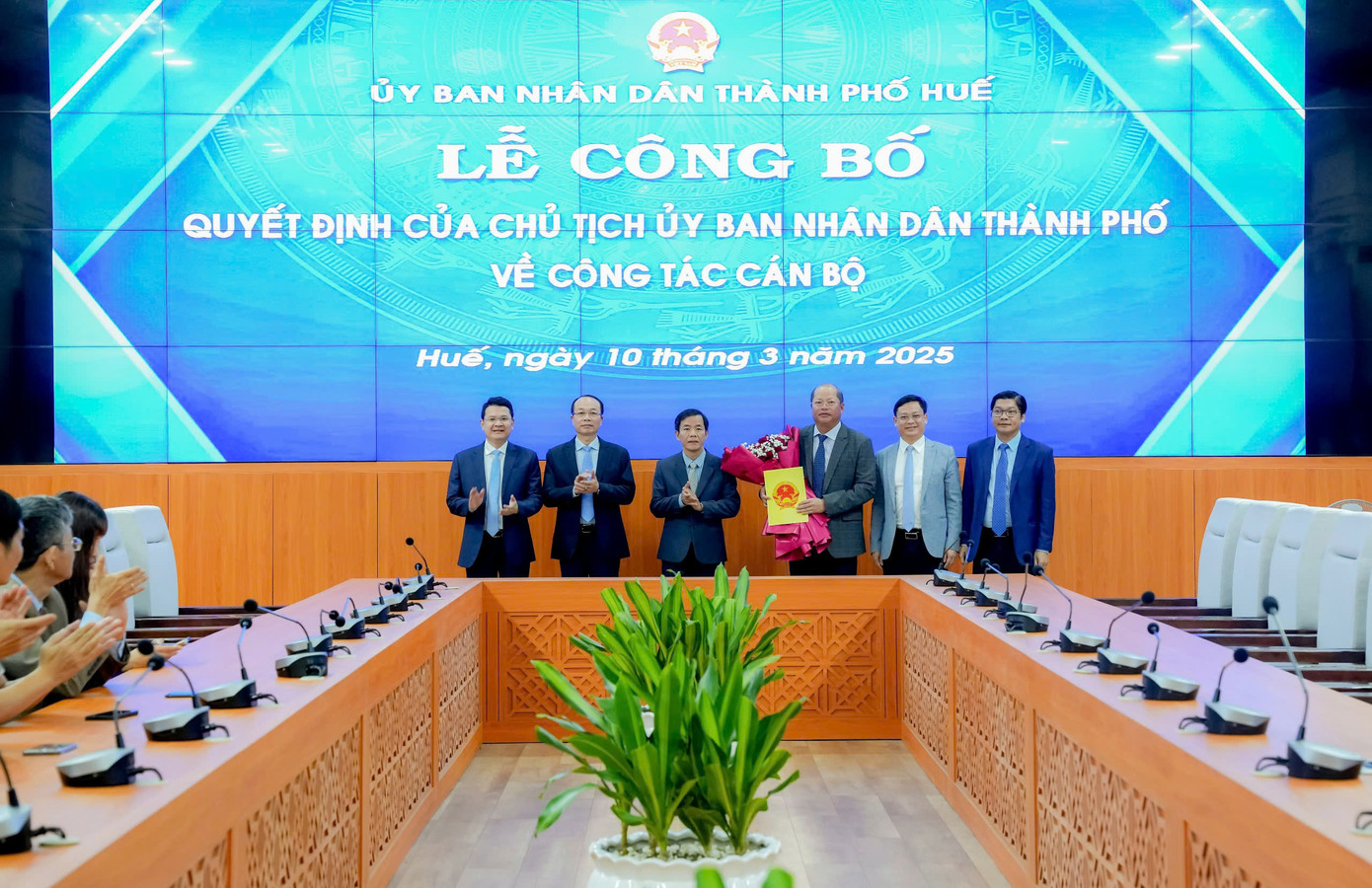 Ông Đặng Hữu Phúc (thứ 3 từ phải sang) được bổ nhiệm giữ chức vụ Giám đốc Sở Công Thương thành phố Huế. Ông Đặng Hữu Phúc (thứ 3 từ phải sang) được bổ nhiệm giữ chức vụ Giám đốc Sở Công Thương thành phố Huế.