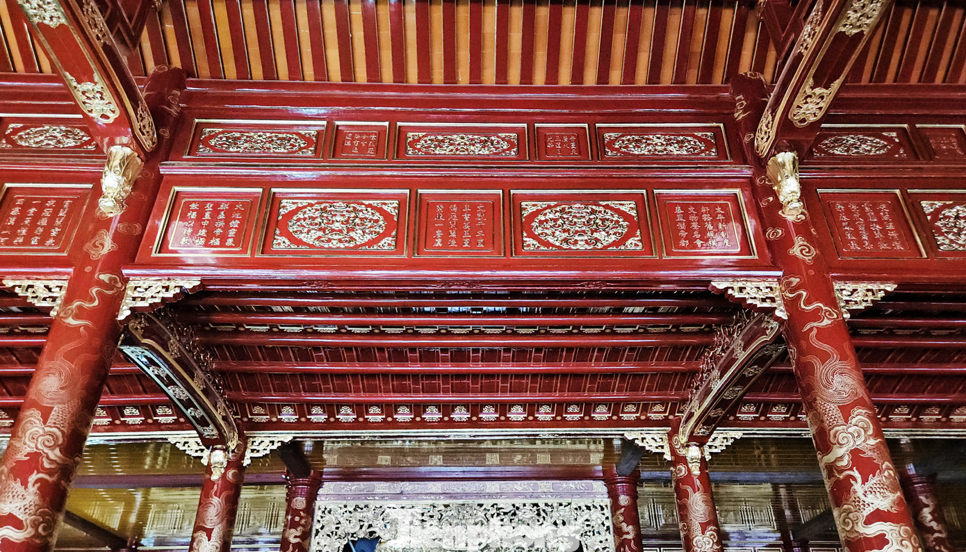 Trước đó, dự án đã tiến hành tu bổ, gia cường nền móng, phục hồi nền lát gạch, bậc cấp đá Thanh, tường gạch với màu sắc nguyên trạng. Dự án được tu bổ, phục hồi hệ khung gỗ, hệ mái, hệ vách ván, cửa bằng gỗ, sơn son thếp vàng, mái lợp ngói hoàng lưu ly và ngói liệt men vàng, bờ mái, con giống khảm sành sứ và hệ thống trang trí pháp lam. Ngôi điện được gia cường hệ thống tường chắn đất, phục hồi lan can… Trước đó, dự án đã tiến hành tu bổ, gia cường nền móng, phục hồi nền lát gạch, bậc cấp đá Thanh, tường gạch với màu sắc nguyên trạng. Dự án được tu bổ, phục hồi hệ khung gỗ, hệ mái, hệ vách ván, cửa bằng gỗ, sơn son thếp vàng, mái lợp ngói hoàng lưu ly và ngói liệt men vàng, bờ mái, con giống khảm sành sứ và hệ thống trang trí pháp lam. Ngôi điện được gia cường hệ thống tường chắn đất, phục hồi lan can…