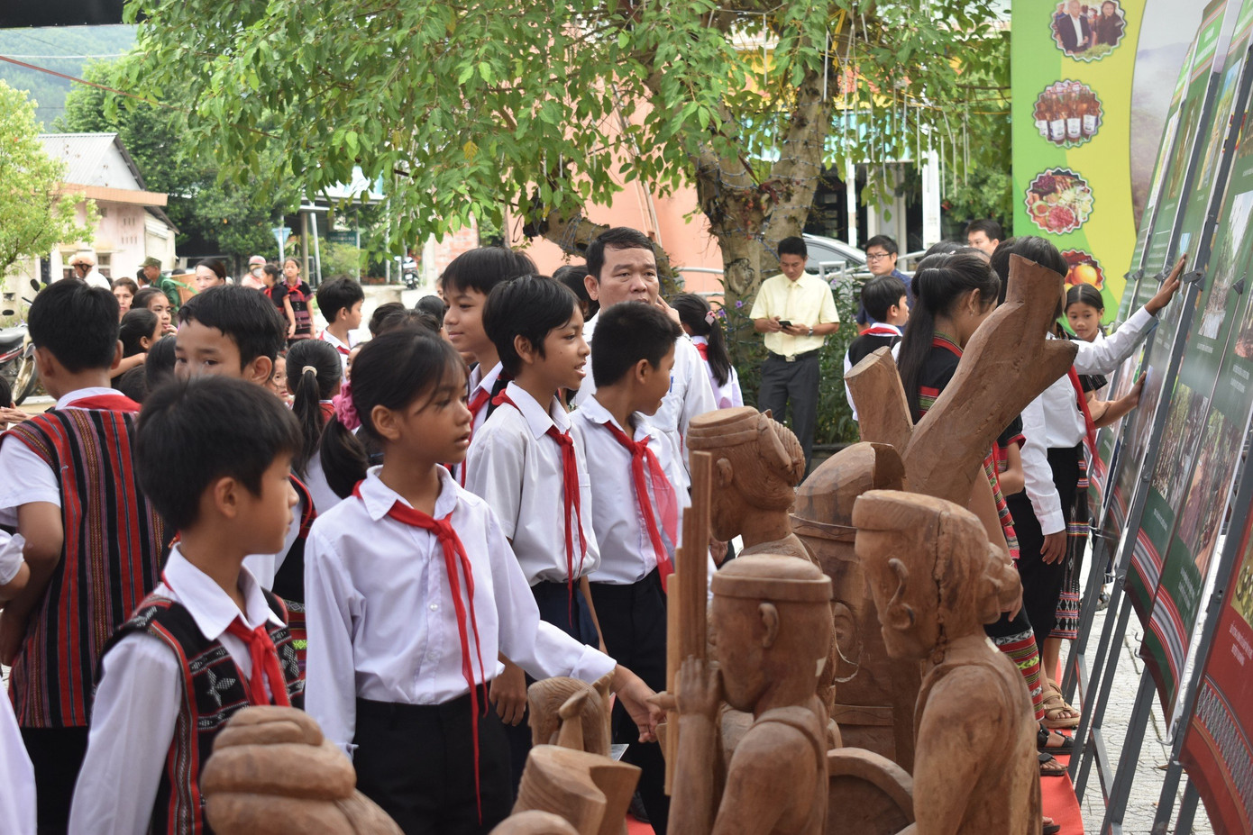 Học sinh, người dân tham quan các hiện vật là di sản văn hóa của đồng bào dân tộc thiểu số huyện Nam Đông.