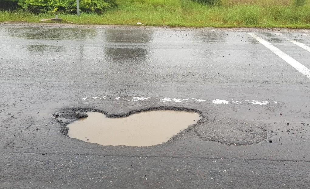 Mới đây, đoàn công tác của Cục Quản lý Đường bộ 2 đã đi kiểm tra tình hình mặt đường hư hỏng trên tuyến Quốc lộ 1 qua TT-Huế. Tại đoạn đường từ ngã ba La Sơn (xã Lộc Sơn) vào đến đỉnh đèo Mũi Né (thị trấn Phú Lộc, huyện Phú Lộc), đoàn công tác ghi nhận sự xuất hiện nhiều điểm hư hỏng bề mặt quốc lộ, với mật độ khá dày. Nhiều ổ gà sâu, rộng tiềm ẩn nguy cơ gây mất an toàn giao thông, nhất là trong mùa mưa, đường trơn trượt, mặt đường ngập nước.