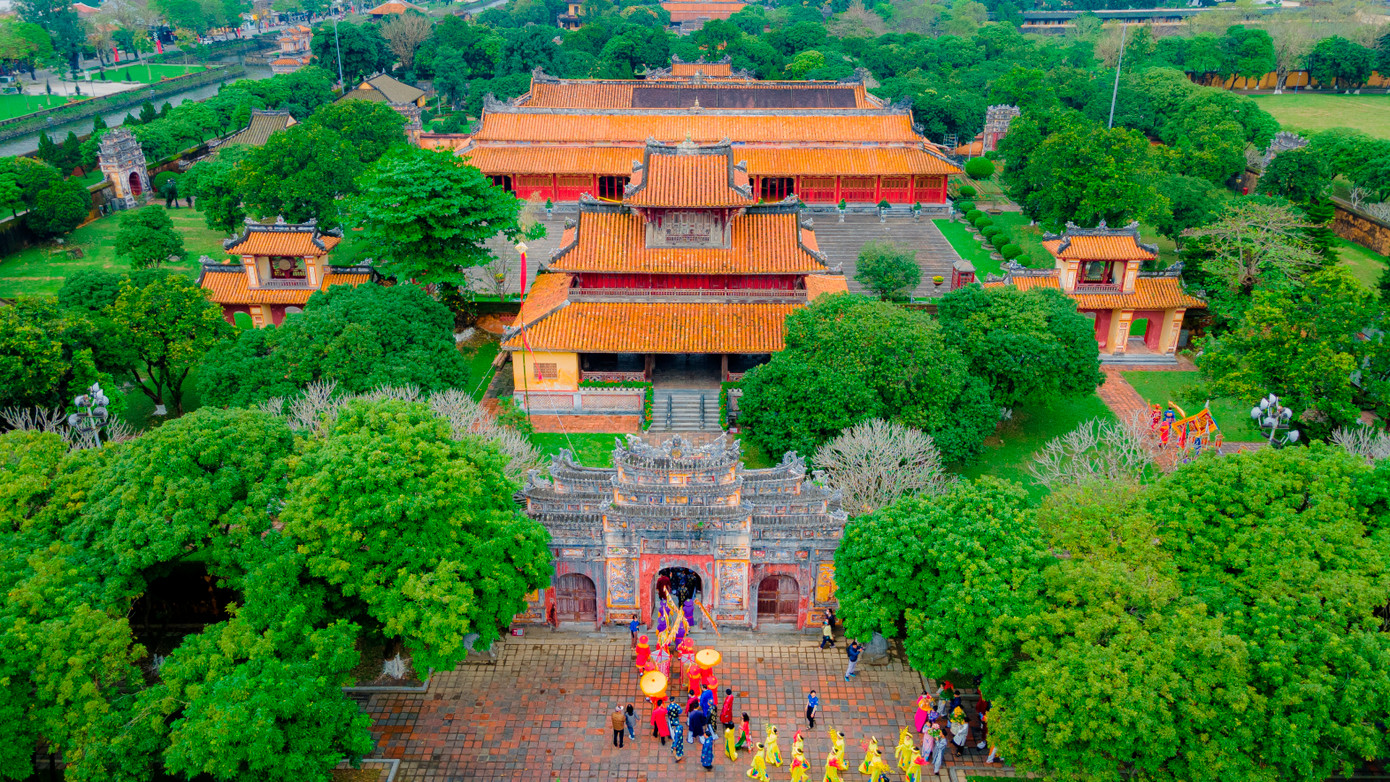 Đoàn rước di chuyển vào khu vực cổng Thế miếu (nơi thờ các vị vua nhà Nguyễn trong Đại Nội Huế). Ảnh: Đình Hoàng.