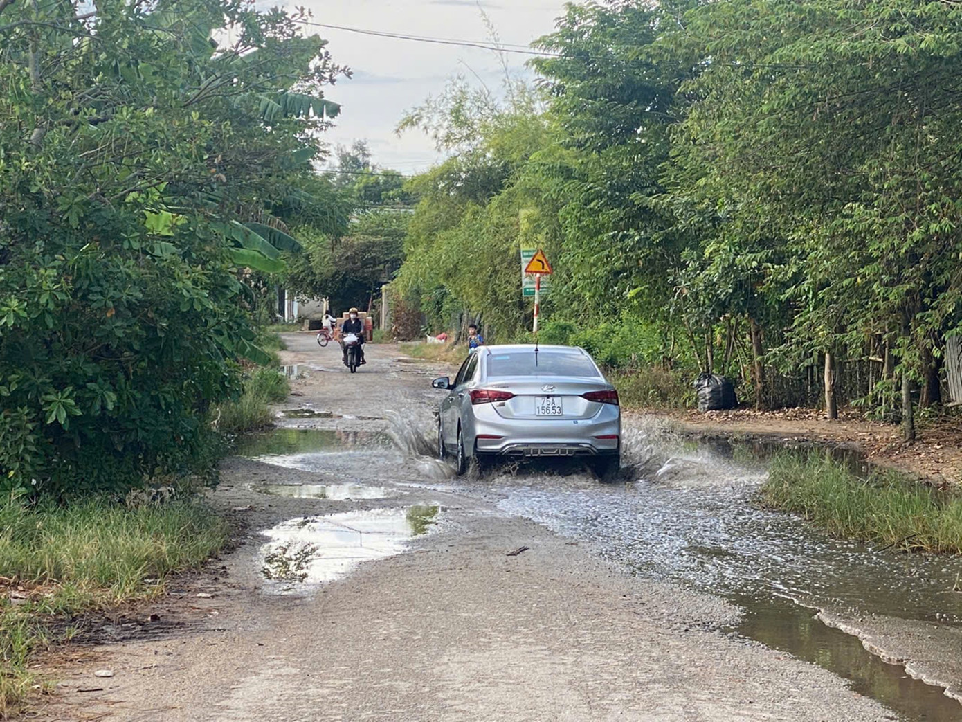 Trao đổi với PV Tiền Phong chiều 30/8, ông Huỳnh Văn Đức - Trưởng phòng Kinh tế Hạ tầng huyện Phú Vang, cho hay, Ban An toàn Giao thông huyện từng nhận tờ trình của UBND xã và phản ánh của người dân về thực trạng nguy hiểm của Tỉnh lộ 10A đoạn qua xã Phú Lương. Qua kiểm tra, trên tuyến xảy ra tình trạng đường hư hỏng nặng, ứ nước, ô nhiễm môi trường, ngập úng kéo dài, gây tai nạn cho người tham gia giao thông.