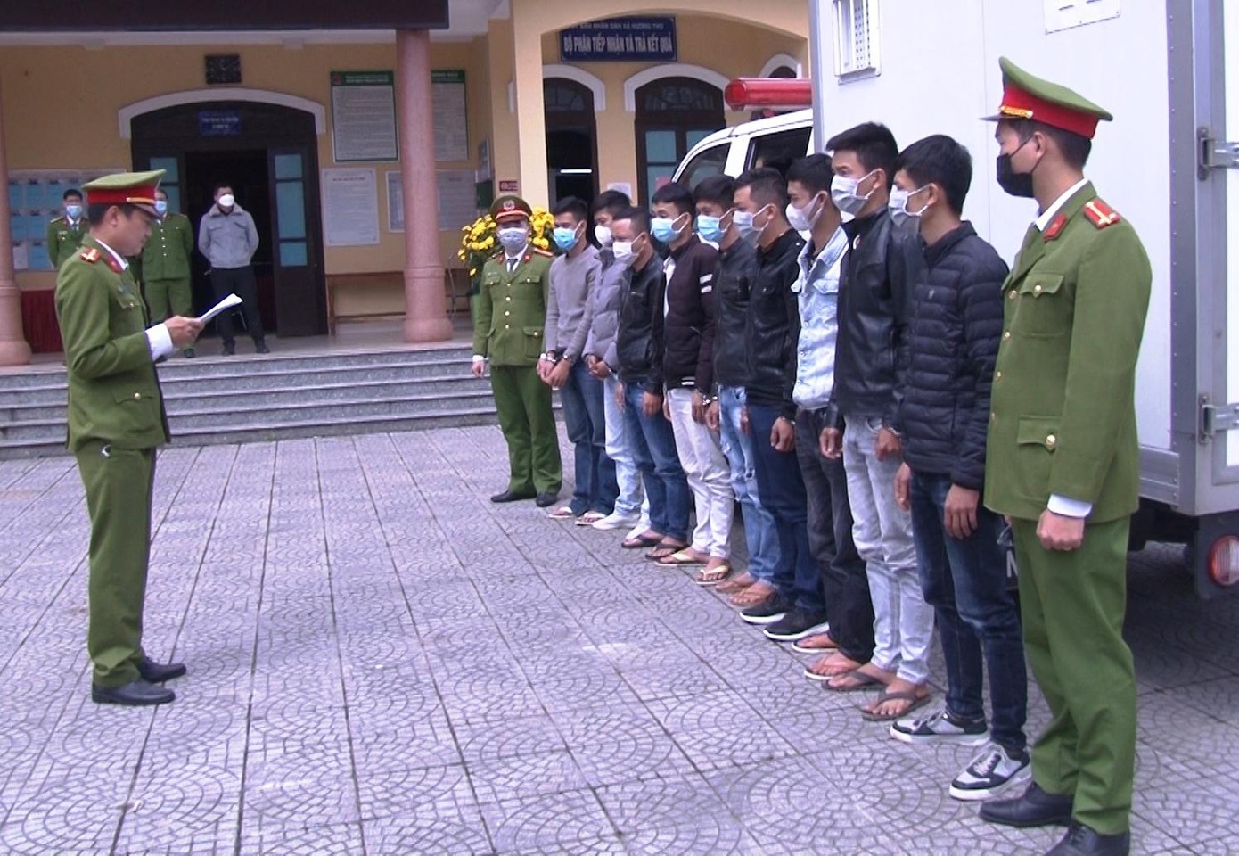 Đọc lệnh khởi tố bị can, bắt tạm giam 9 đối tượng mang dao, kiếm hỗn chiến