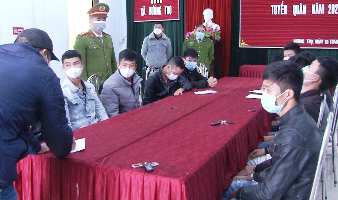 Công an lấy lời khai nhóm đối tượng côn đồ