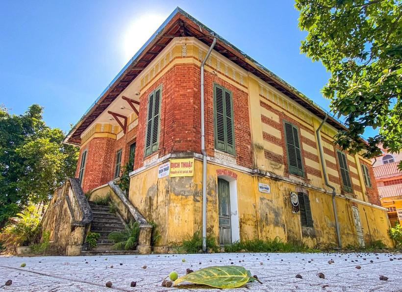 Thần đèn Nguyễn Văn Cư ở TPHCM sẽ được mời di dời ngôi biệt thự cổ này. Ảnh: H.H