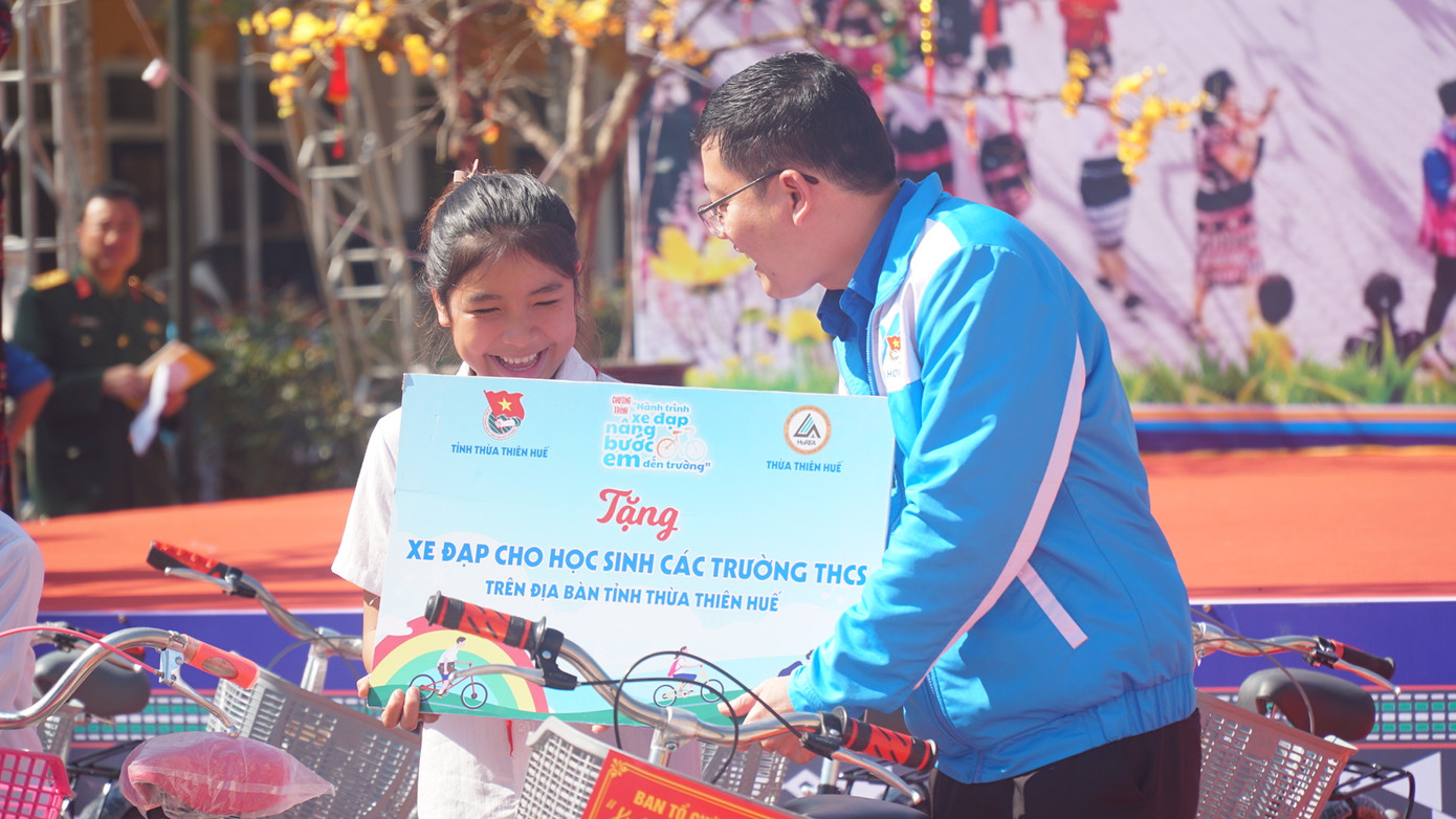 Tặng xe đạp cho học sinh có hoàn cảnh khó khăn. Tặng xe đạp cho học sinh có hoàn cảnh khó khăn.