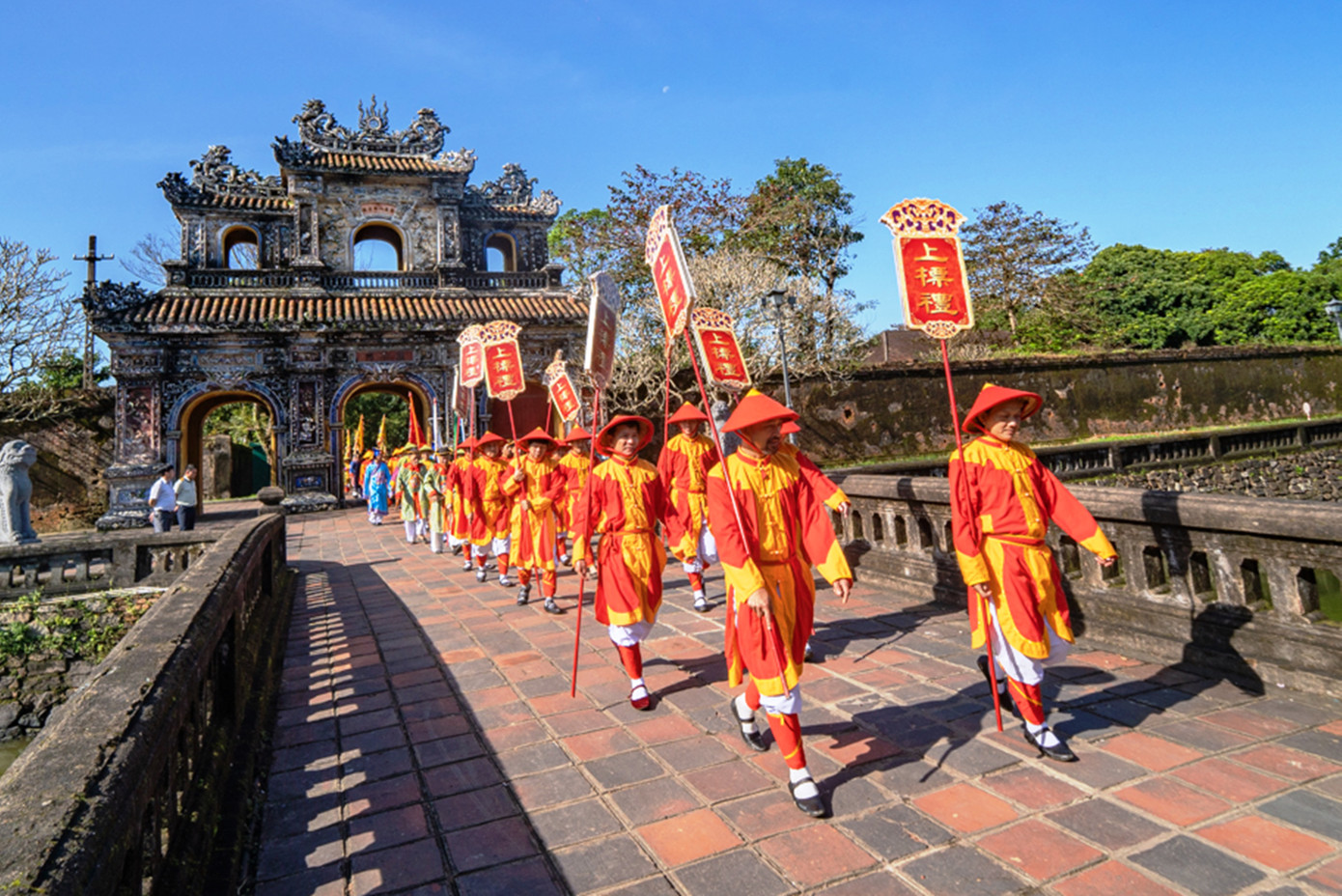 Ngày 14/1 (nhằm ngày 23 tháng Chạp), Trung tâm Bảo tồn Di tích Cố đô Huế tổ chức lễ dựng nêu (Thướng tiêu) tại di tích Triệu Tổ miếu và Thế Tổ miếu bên trong Đại nội Huế. Ảnh: TTBTDT Cố đô Huế.