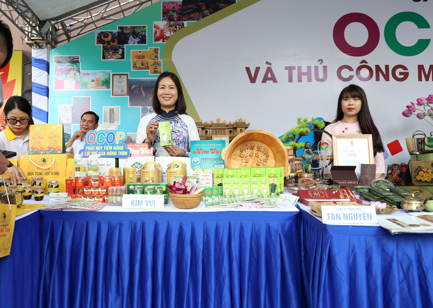 Bên cạnh những dấu ấn lịch sử, trưng bày chuyên đề còn phản ánh sinh động về sự chuyển mình mạnh mẽ của Huế trong 50 năm qua. Từ một vùng đất chịu nhiều tàn phá chiến tranh, Huế đã vươn lên trở thành trung tâm văn hóa, kinh tế, du lịch hàng đầu khu vực miền Trung và cả nước. Trong đó, kinh tế phát triển theo hướng tăng trưởng xanh, thu nhập bình quân đầu người tăng trưởng bền vững.