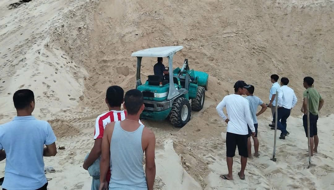 Hiện trường vụ tai nạn sụt cát gây tử vong cháu bé 12 tuổi. Ảnh: S.M