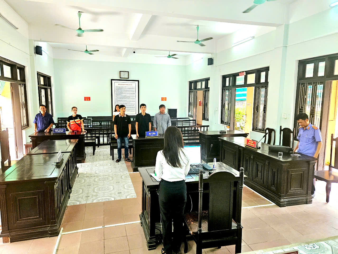 Ba bị cáo Long, Thiếp, Kháng tại phiên xét xử sơ thẩm.