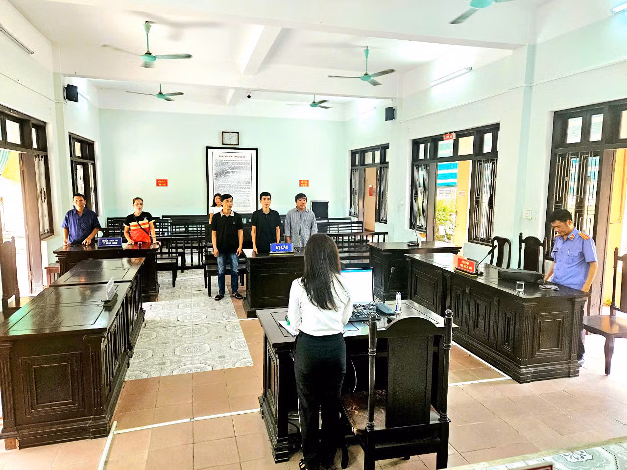 Ba bị cáo Long, Thiếp, Kháng tại phiên xét xử sơ thẩm.