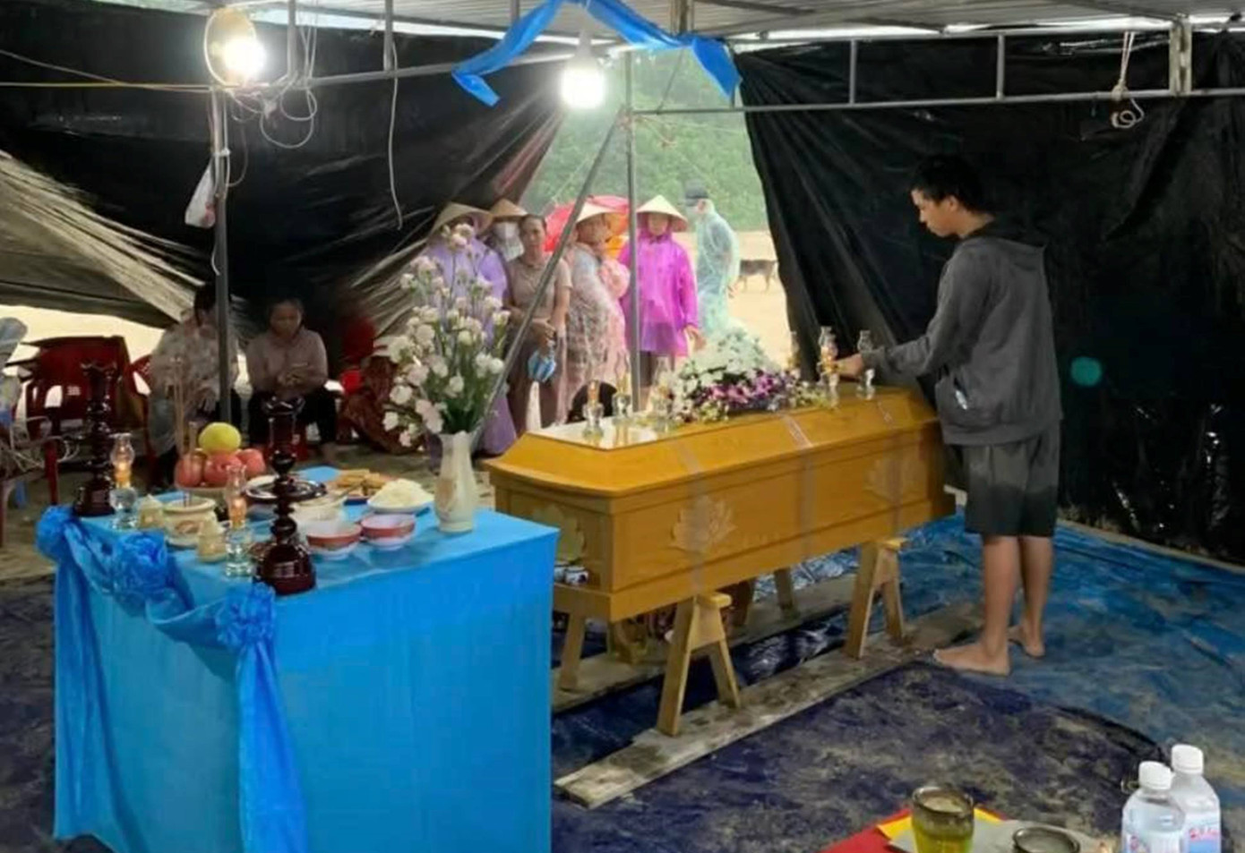 Gia đình cháu Lê Phước N. tổ chức lo hậu sự. Ảnh: M.X.H Gia đình cháu Lê Phước N. tổ chức lo hậu sự. Ảnh: M.X.H