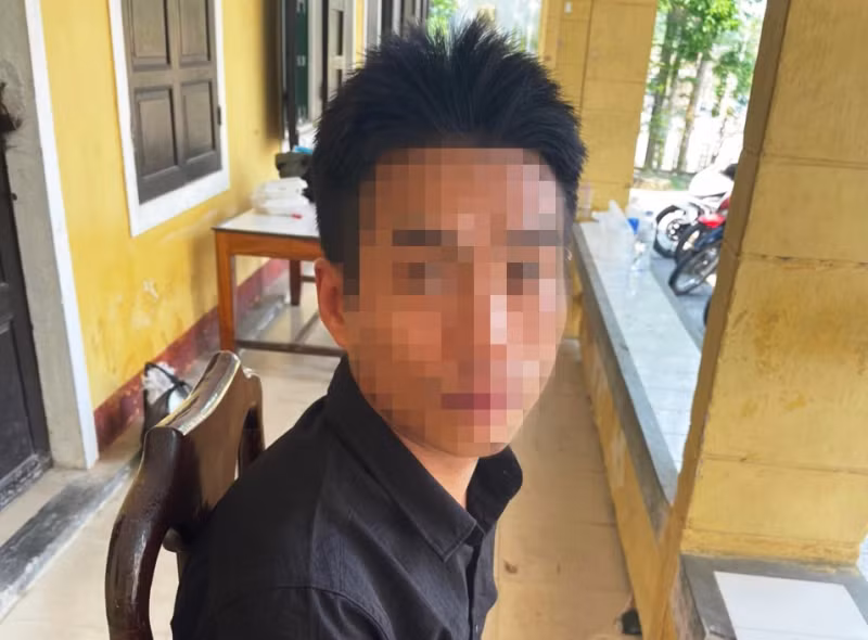 Nguyễn Thế A. đến làm việc tại Công an huyện Phú Lộc. Ảnh CACC