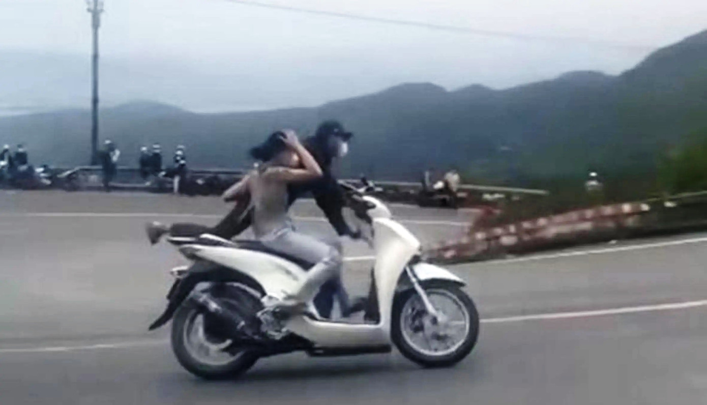 Hành vi của A. và N. gây bức xúc trong dư luận xã hội. Ảnh cắt từ clip