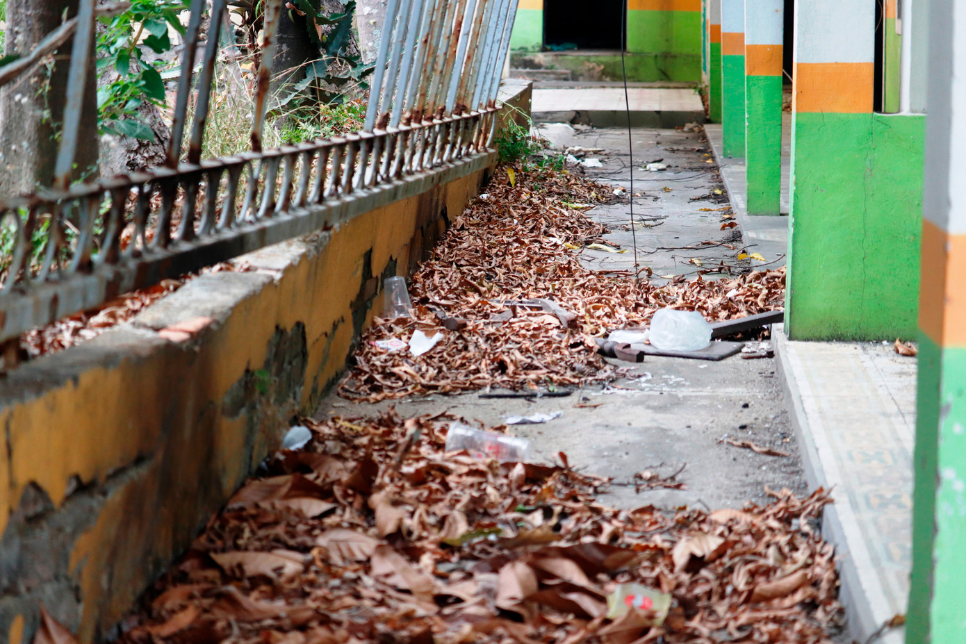 Tường bao rệu rã, hàng rào sắt mục nát, xiêu vẹo có thể đổ sập bất cứ lúc nào.