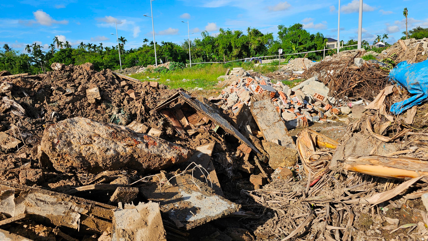 Trước đó không lâu, khu vực này từng xảy ra tình trạng khai thác đất trái phép. “Đất tặc” ngang nhiên huy động máy đào, xe tải lấy đi một lượng lớn đất sét thuộc khu vực dự án, tạo nên những hố sâu nguy hiểm. Sự việc sau đó được chính quyền địa phương phát hiện, xử lý.