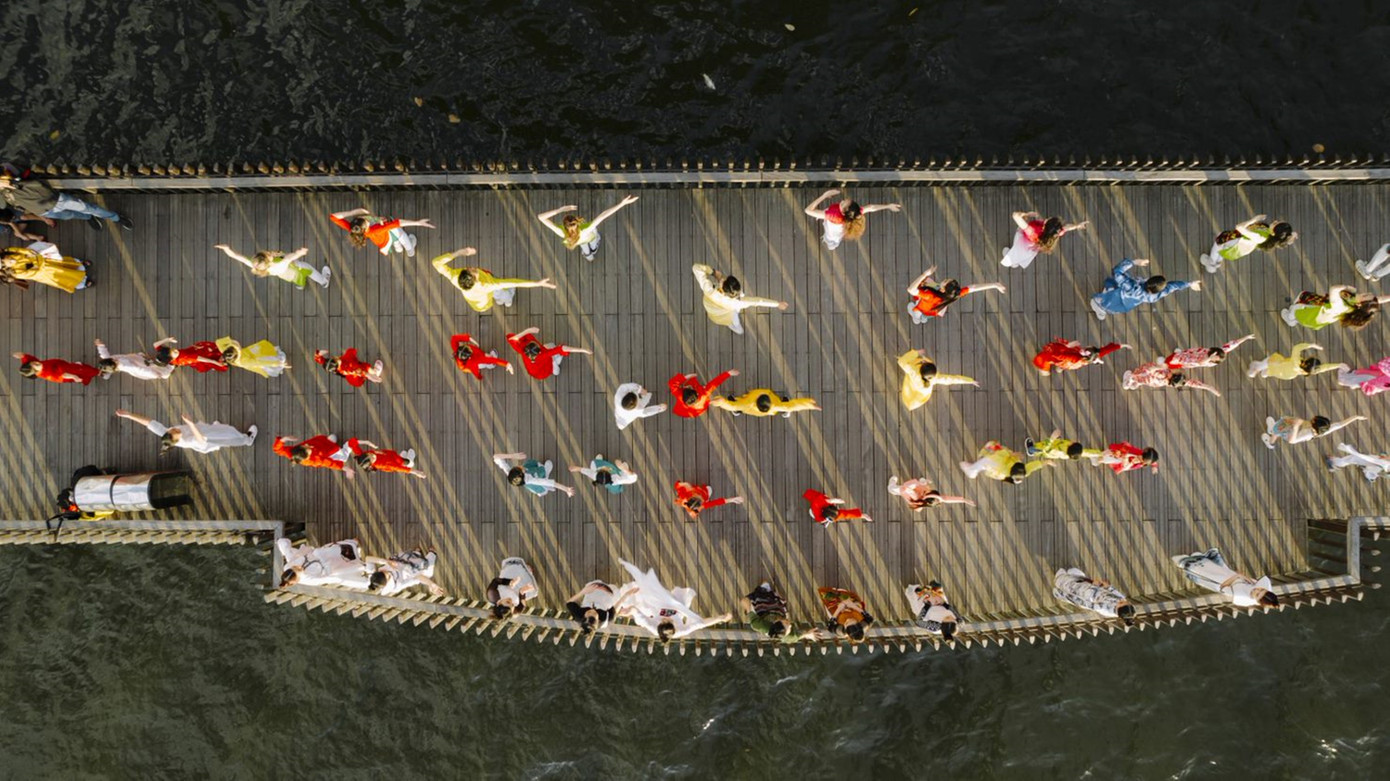 Áo dài truyền thống lộng lẫy giữa cây cầu gỗ lim ven sông Hương độc nhất vô nhị xứ Huế.. Ảnh: Đình Hoàng Áo dài truyền thống lộng lẫy giữa cây cầu gỗ lim ven sông Hương độc nhất vô nhị xứ Huế.. Ảnh: Đình Hoàng