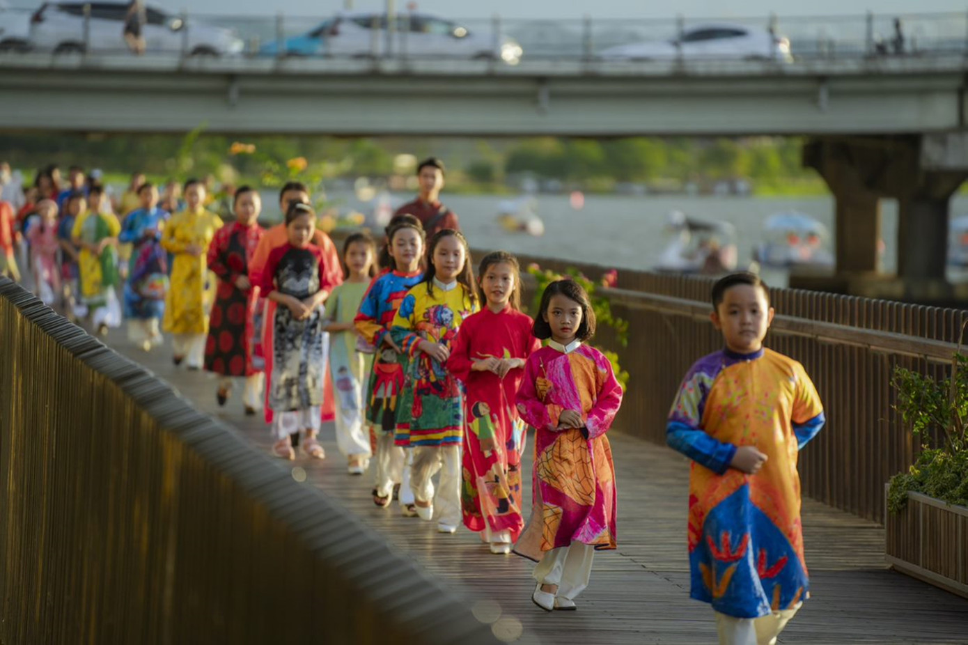 Những mẫu nhí trong trang phục áo dài truyền thống tại cầu gỗ lim Huế. Những mẫu nhí trong trang phục áo dài truyền thống tại cầu gỗ lim Huế.