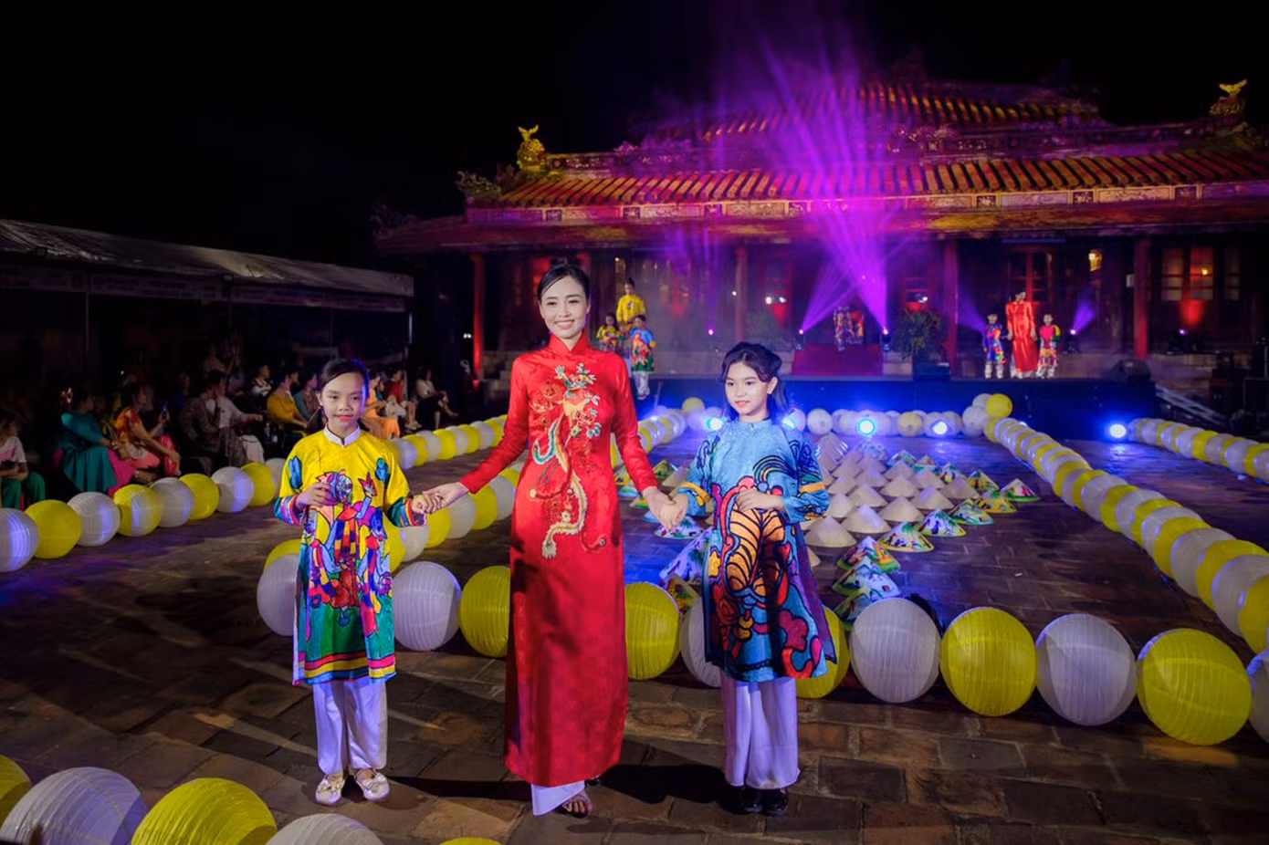 Tuần lễ “Áo dài cộng đồng Huế 2023” do Sở Văn hóa - Thể thao tỉnh TT-Huế phối hợp với các sở, ban ngành, địa phương tổ chức, bao gồm nhiều chương trình đặc sắc, lôi cuốn như: “Áo dài thị thành”, “Áo dài chợ quê”, “Áo dài làng cổ”, “Áo dài &amp; Di sản”, “Áo dài với cộng đồng”, “Talk Show Áo dài và giới trẻ”, “Áo dài và thao diễn nghề”, tuần hành “Áo dài &amp; Xe đạp”, Lễ dâng hương, dâng hoa và diễu hành tri ân chúa Nguyễn Phúc Khoát - người có công định chế áo dài Việt Nam… Ảnh: Đình Hoàng